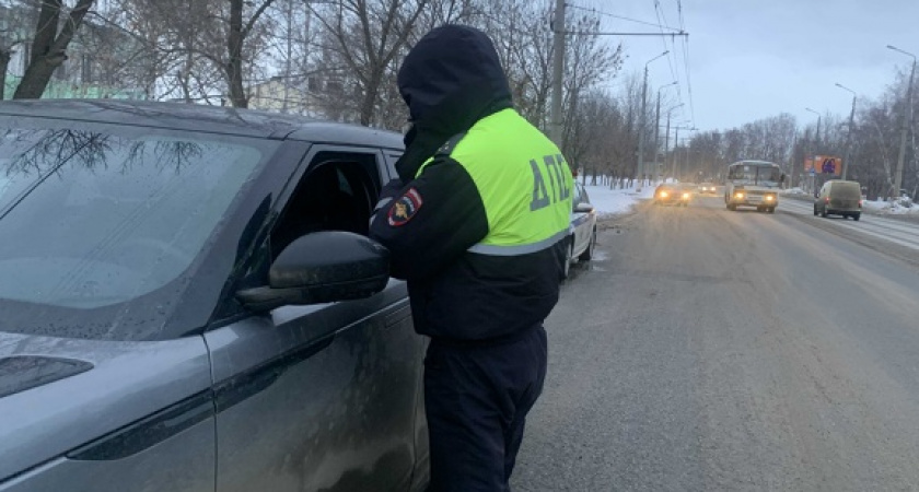 Водителей с многолетним стажем заставят пересдавать права в мае: названы условия  