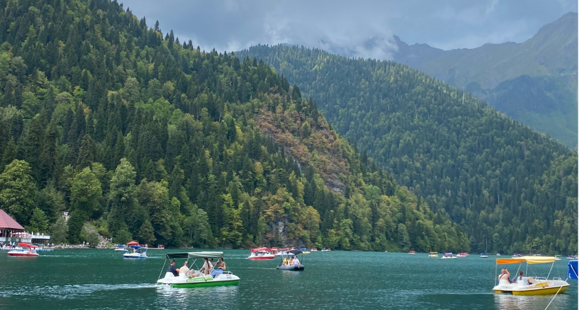 «Пляжный отдых прямо из туалета»: россиянин оставил честный отзыв об отдыхе в Абхазии — конские цены и ротавирус