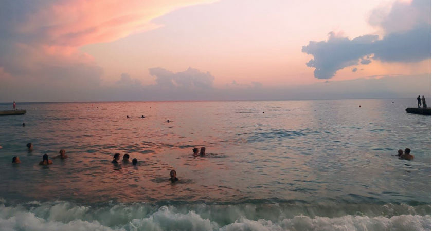 Пляжи без людей и цены, как в СССР: россияне оставили четный отзыв про новый курорт с чистым бирюзовым морем