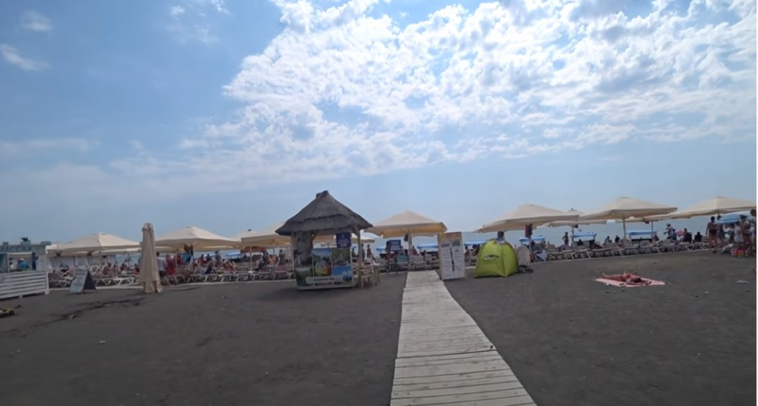 «Слёзы на глазах от вони»: Чёрное море преподнесло неприятный сюрприз отдыхающим