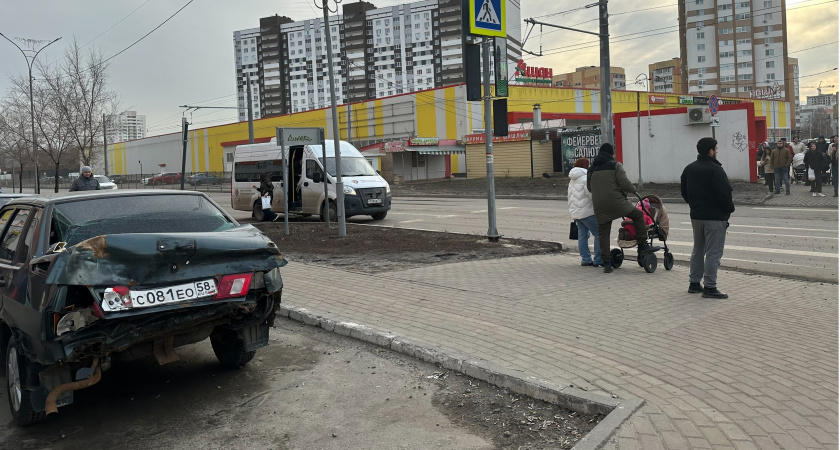 В Иссинском районе сотрудники полиции устанавливают обстоятельства крупного ДТП