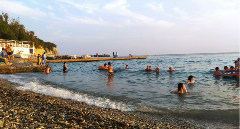 «Похоже, накрылся пляжный сезон»: первые отзывы отдыхающих на Чёрном море. Но не про цены и мазут