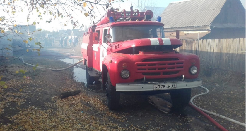 Пожар в с. Саловка Пензенского района тушили 17 сотрудников МЧС России