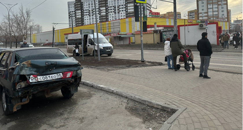 В Пензе спасатели вытащили из машины тело мужчины, погибшего в ДТП на ул. Измайлова