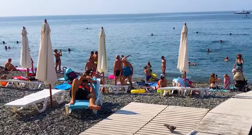 В воду зайти невозможно, будете сидеть на берегу: Чёрное море опять преподнесло неприятный сюрприз отдыхающим