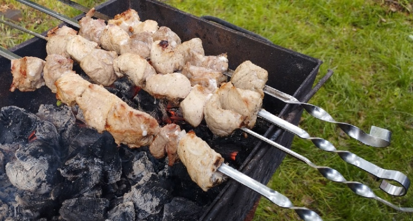 Вспоминайте, как говорил учитель в школе: тогда вряд ли ошибались, произносив это слово, а сегодня вполне можете — найдите верный вариант