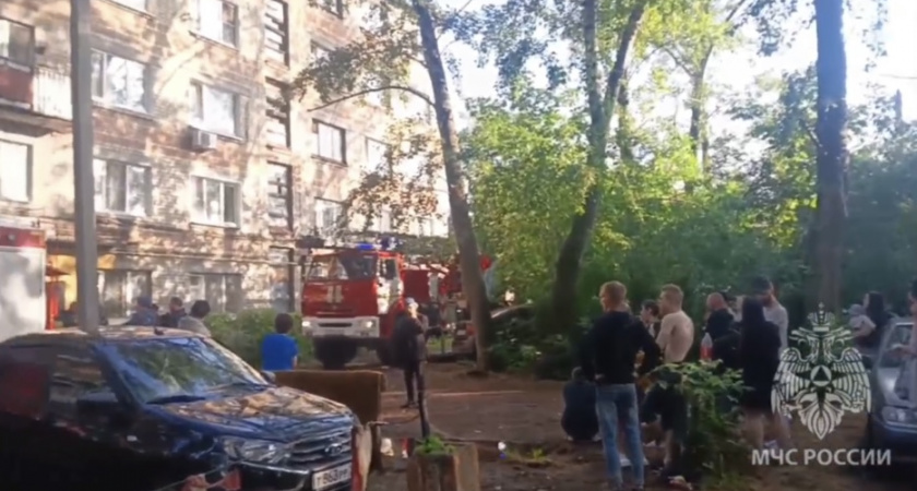 Огнеборцы спасли 11 жильцов пятиэтажки на проспекте Победы