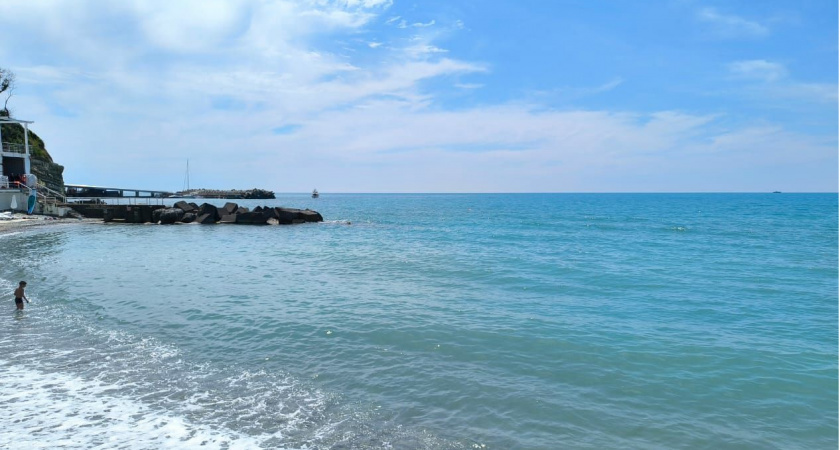 В воду не разрешают, отпуск безнадёжно испорчен: на пляжах Анапы ввели полный запрет на купание в Чёрном море