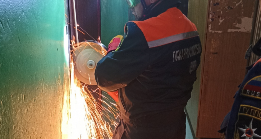 В Пензе спасатели вскрыли двери на Крупской и пр. Строителей