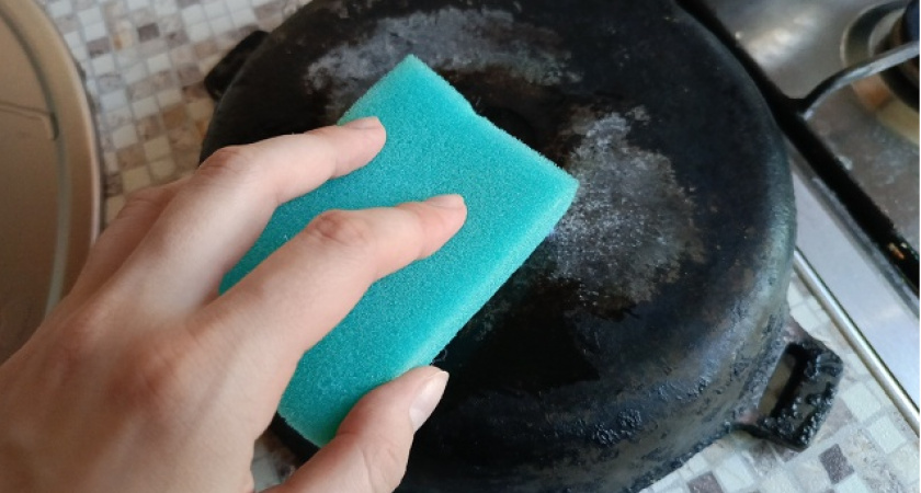 Сковорода как новая — от жира и нагара не остаётся и следа:  два пакетика заливаю кипятком — простая хитрость