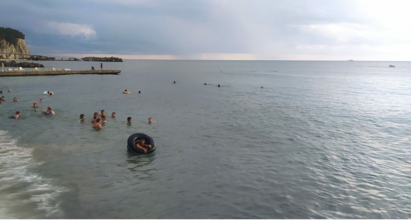 «Взрослые и дети плещутся между пятнами мазута»: россияне делятся честными отзывами об отдыхе в Анапе-2025