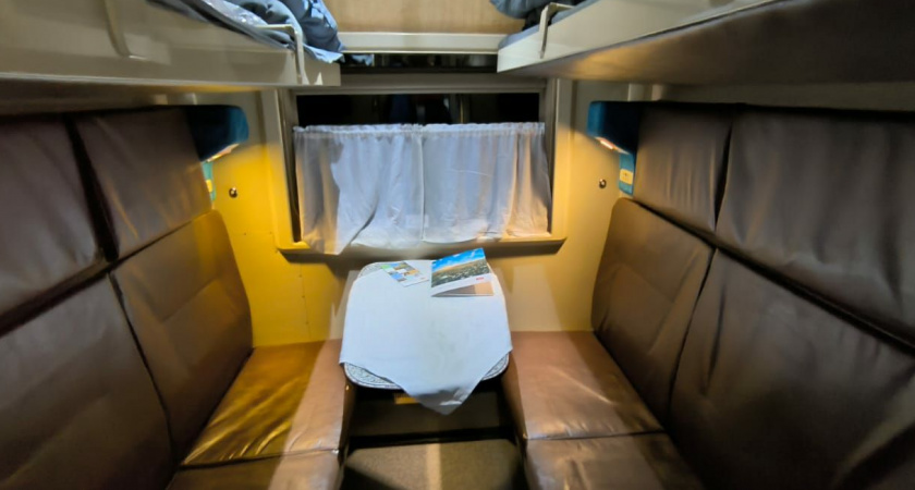 «Вниз для еды спускаться не разрешат»: в новых вагонах столики будут делать прямо наверху
