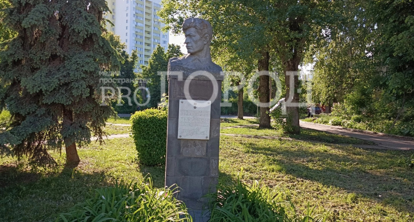 «Неужели сложно заменить мемориальную доску?»: пензенцы просят обновить надпись на памятнике Герою Советского Союза на ул. Калинина