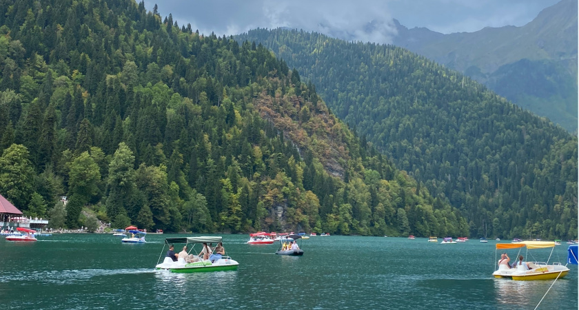«В этот красивый ад больше ни ногой»: российские отпускники поделились честным отзывом об отдыхе в Абхазии