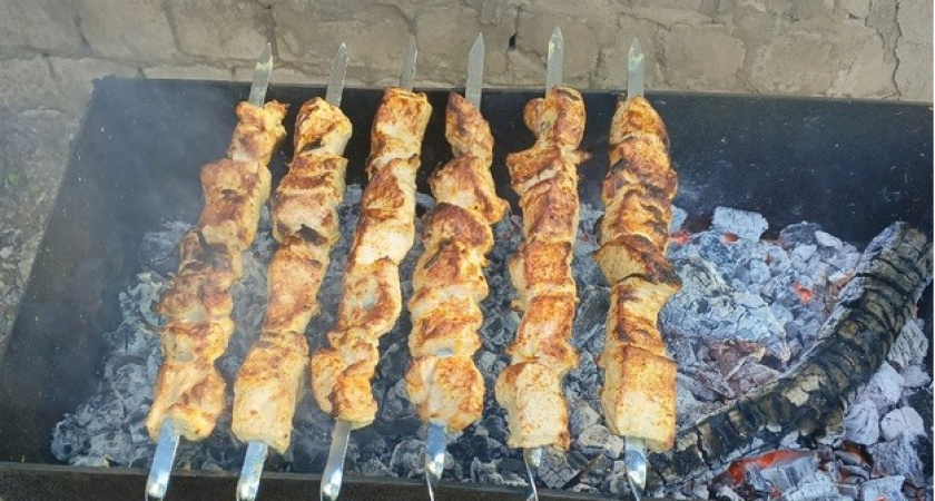 Вот как грузины маринуют мясо для шашлыка — даже не думайте об уксусе, майонезе и соевом соусе. Просто тает во рту