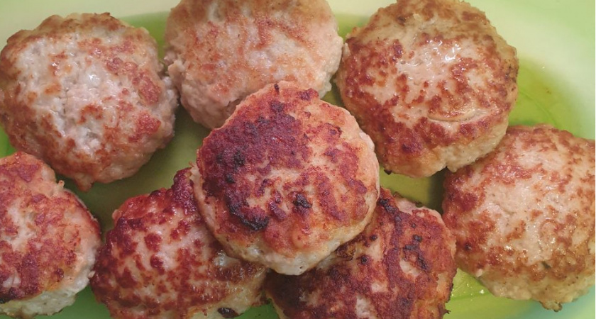 2 ложки в фарш — и котлеты выше всяких похвал: получаются сочные, нежные и тающие во рту — в тысячу раз вкуснее, чем ресторанные