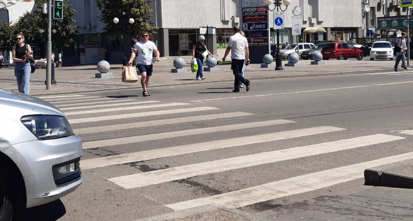 Верховный суд поставил жирную точку: нужно ли водителю ждать, пока пешеход полностью перейдёт дорогу