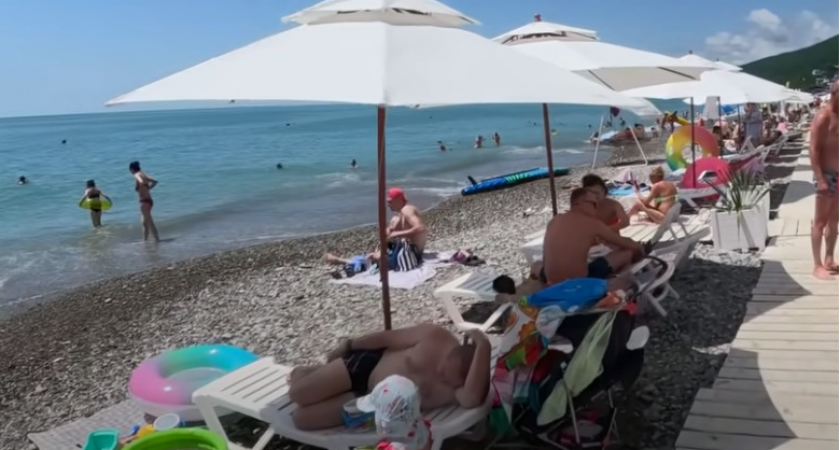 Заоблачные цены, пустые пляжи — отпускники оставляют отзывы об отдыхе на Чёрном море: цены в 4 раза выше прошлогодних