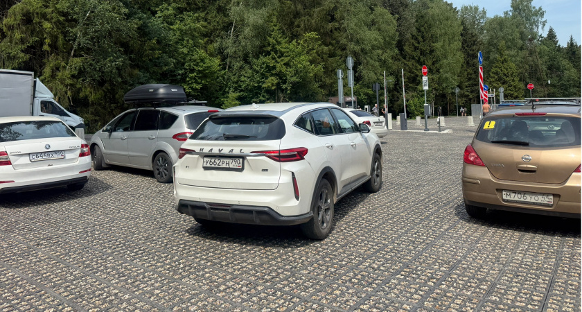 В Пензе из-за припаркованного автомобиля ремонт канализации откладывали 2 дня