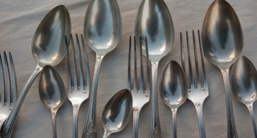 1 таблетка и 15 минут: ножи, ложки и вилки сияют чистотой — даже узоры отмылись, и тереть не надо 