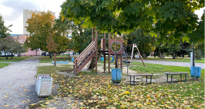 В Кузнецке подошло к концу благоустройство детской спортплощадки в районе школы
