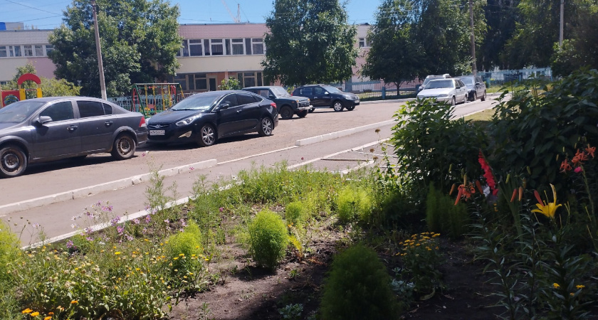 Глава Пензы проверил, как продвигается ремонт двора на ул. Маршала Крылова, 3А