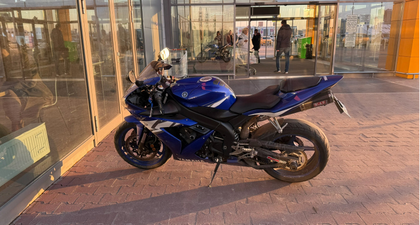 В Пензе на ул. Бийской водитель газели сбил мотоциклиста