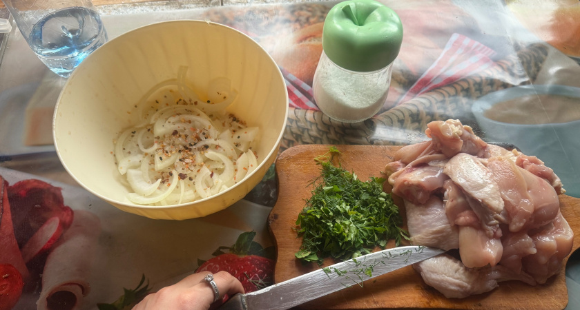 Вот как в Грузии маринуют мясо для шашлыка — забудьте об уксусе, майонезе и соевом соусе. Просто тает во рту