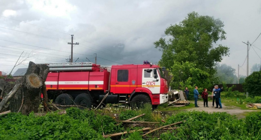 В Бессоновке из-за грозы загорелась крыша дома