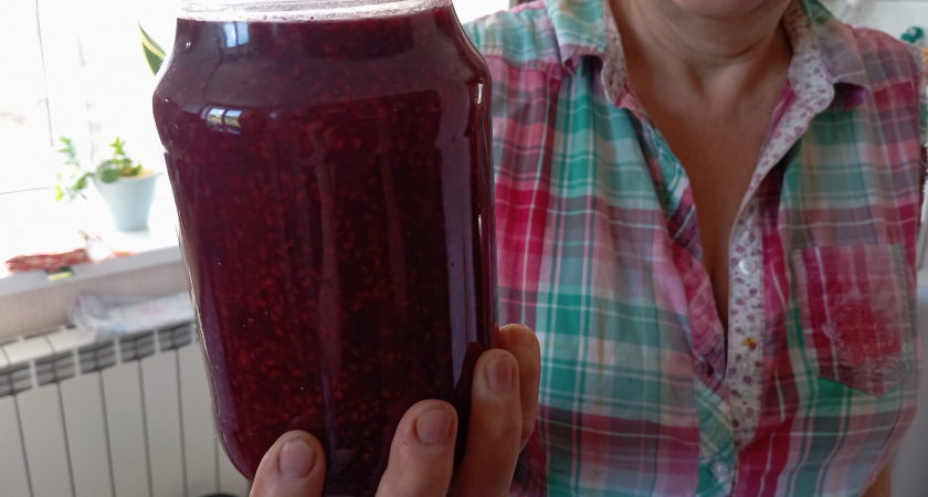 Тётя покупает в "Светофоре" свинину и клубнику, делает тушенку, варенье на продажу. На вырученные деньги дом в деревне купила