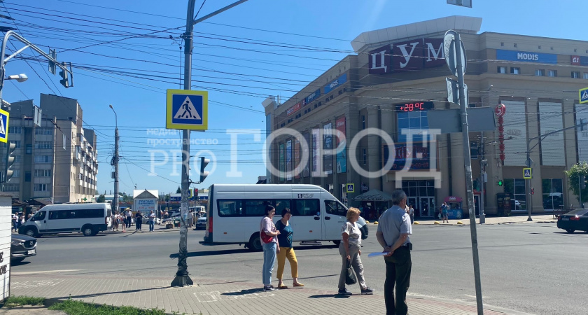 Оскорбительные надписи вместо рекламы: как дети взламывают «бегущую строку» на магазинах, и чем это им грозит