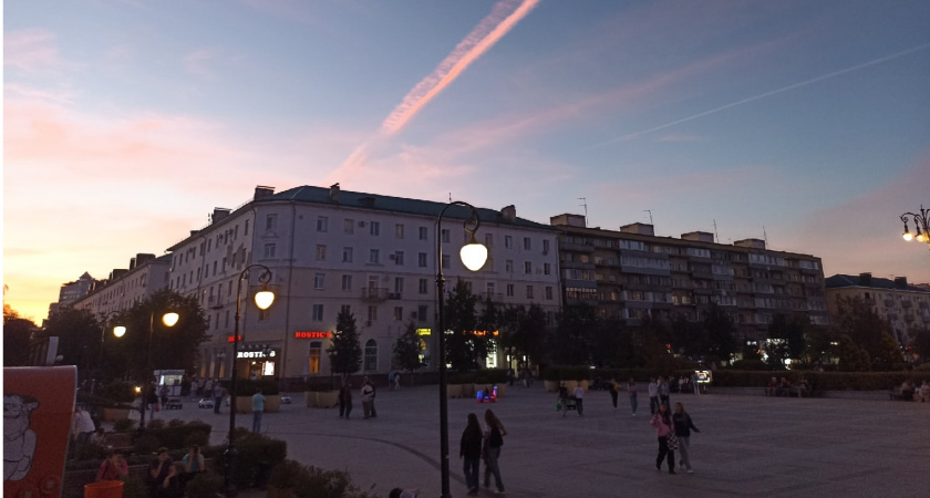 В Пензе пьяный мужчина разбил головой входную дверь бара