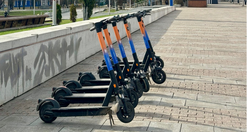 В Пензе из-за самокатчика пострадала 56-летняя женщина