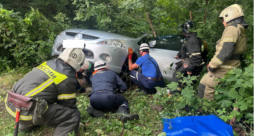 Пензенские спасатели помогли мужчине, ногу которого зажал автомобиль