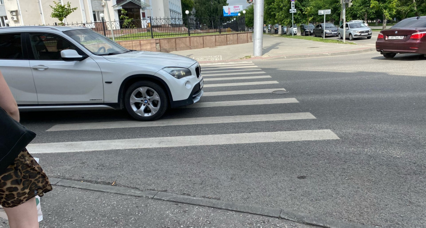 Одного шага на "зебру" мало: Верховный суд поставил точку в вопросе - нужно ли водителю ждать, пока пешеход полностью перейдёт дорогу