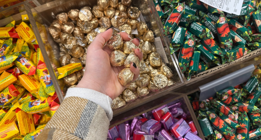 Взяла 5 конфет в «Пятёрочке», у продавца на кассе увидела 320 грамм и ахнула: вот так нас обвешивают в магазинах