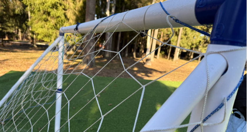 На футбольном поле состоялся матч между гвардейцами из Пензы и Беларуси