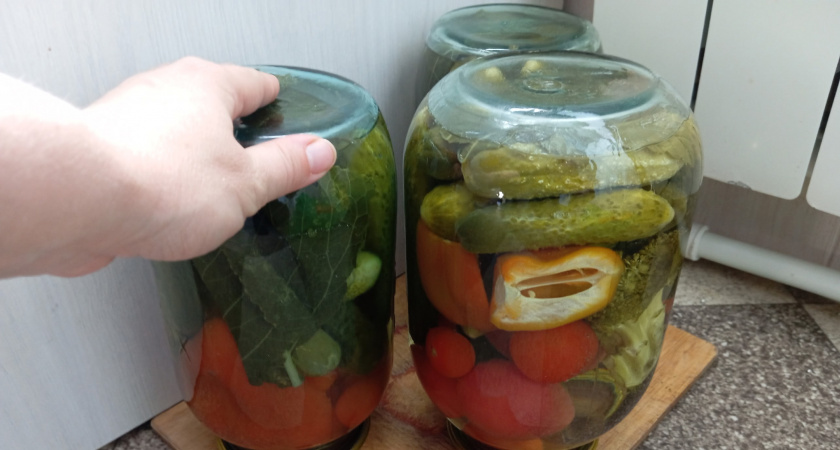 Огурцы на зиму закатываю только так: не остается даже рассола - все, кто пробует, просят рецепт хрустящих огурчиков