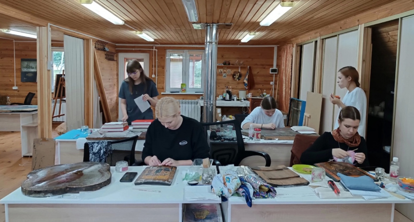 Студенты ПХУ изучают мастерство реставрации икон монастырского храма в Наровчате