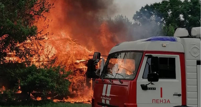 В Кузнецке эвакуированы 25 человек из-за пожара в доме