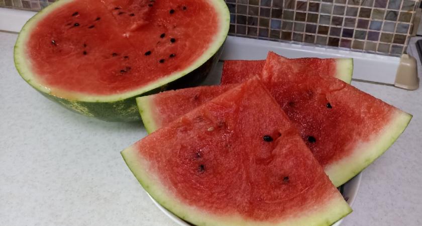 Самый простой способ определить спелый ли арбуз - справится даже ребенок 