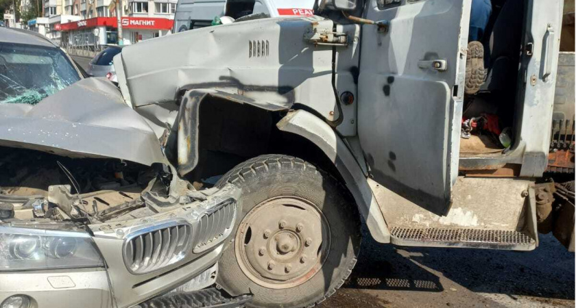 В Пензе на пересечении улиц Гоголя и Свердлова столкнулись легковушка и грузовик