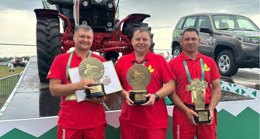 Глава региона поздравил Сергея Захарова с победой на чемпионате России по пахоте