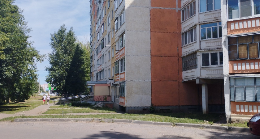 В Пензе спасатели помогли мужчине спуститься с козырька дома по пр-ту Строителей