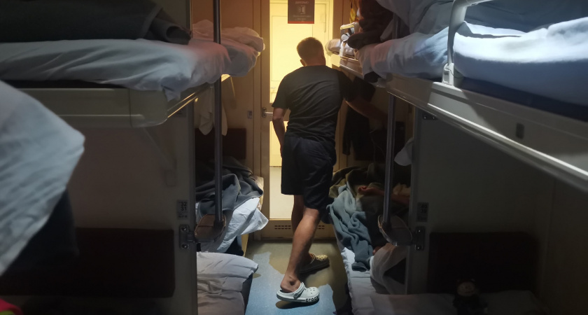 "Будьте начеку": бывалые проводники рассказали, как пассажиры ухитряются тащить чужие вещи и имущество поезда