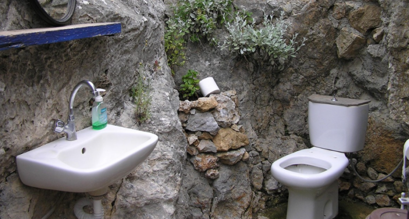 Не имеют дверей, да и привычных нам отверстий там тоже нет - что так удивило русского туриста в туалетах Индии: такое вижу впервые