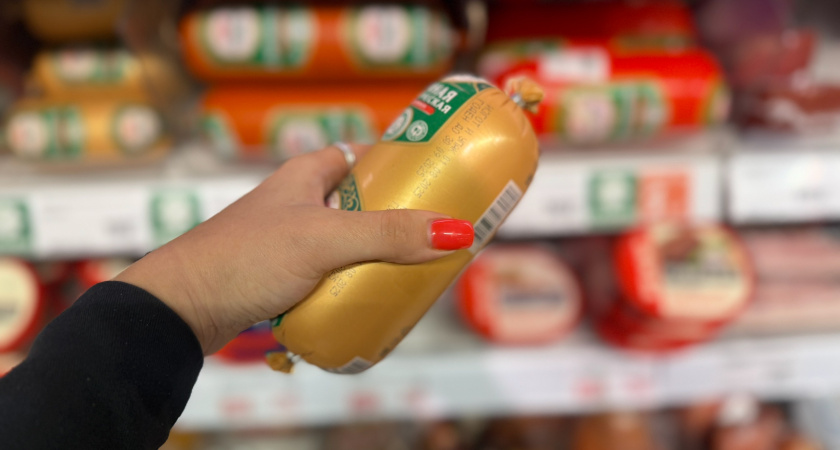 Перемолотые рога и копыта, мяса нет: Росконтроль назвал бренды колбасы, которые лучше не брать даже по акции