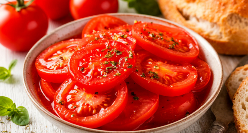 Под шашлык вкуснее не придумаешь:готовлю банками такие помидорки - буквально 10 минут и вкусная закуска на столе