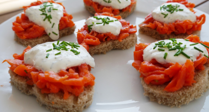 Рецепт быстрой сырной намазки на завтрак. 3 ингредиента на терку, готово за 5 минут