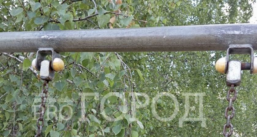 Со скрипом на одном гвозде: пензенец нашел самую опасную детскую площадку в Терновке 